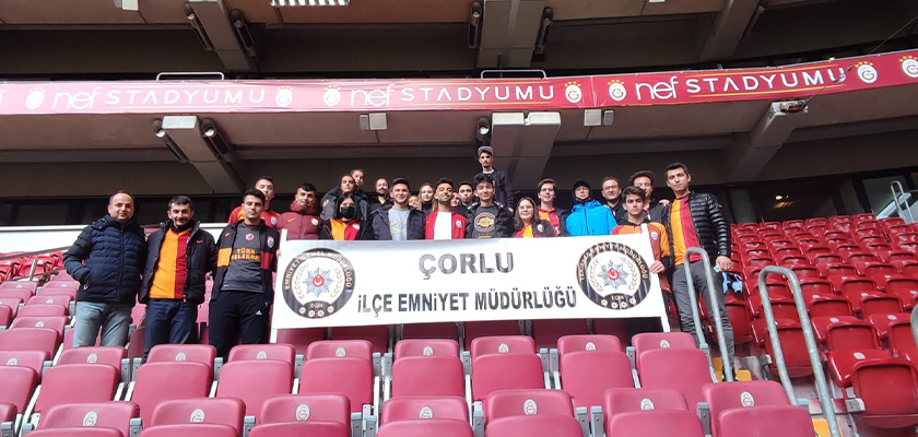 Polis başarılı öğrencileri Galatasaray maçına götürdü