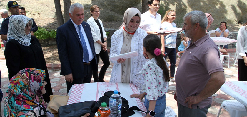 Vali Aziz Yıldırım ve Eşi Güllühan Yıldırım Koruyucu Aileler İle Bir Araya Geldi