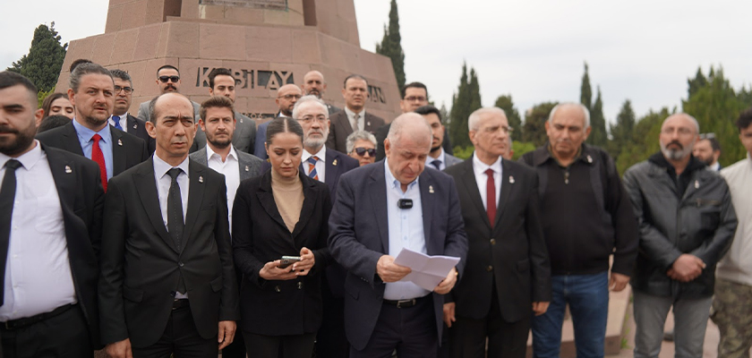 Genel Başkan Prof. Dr. Ümit Özdağ, bugün (1 Mart Cuma) İzmir Menemen’de Şehit Kubilay Anıtı önünde basın açıklaması yaptı